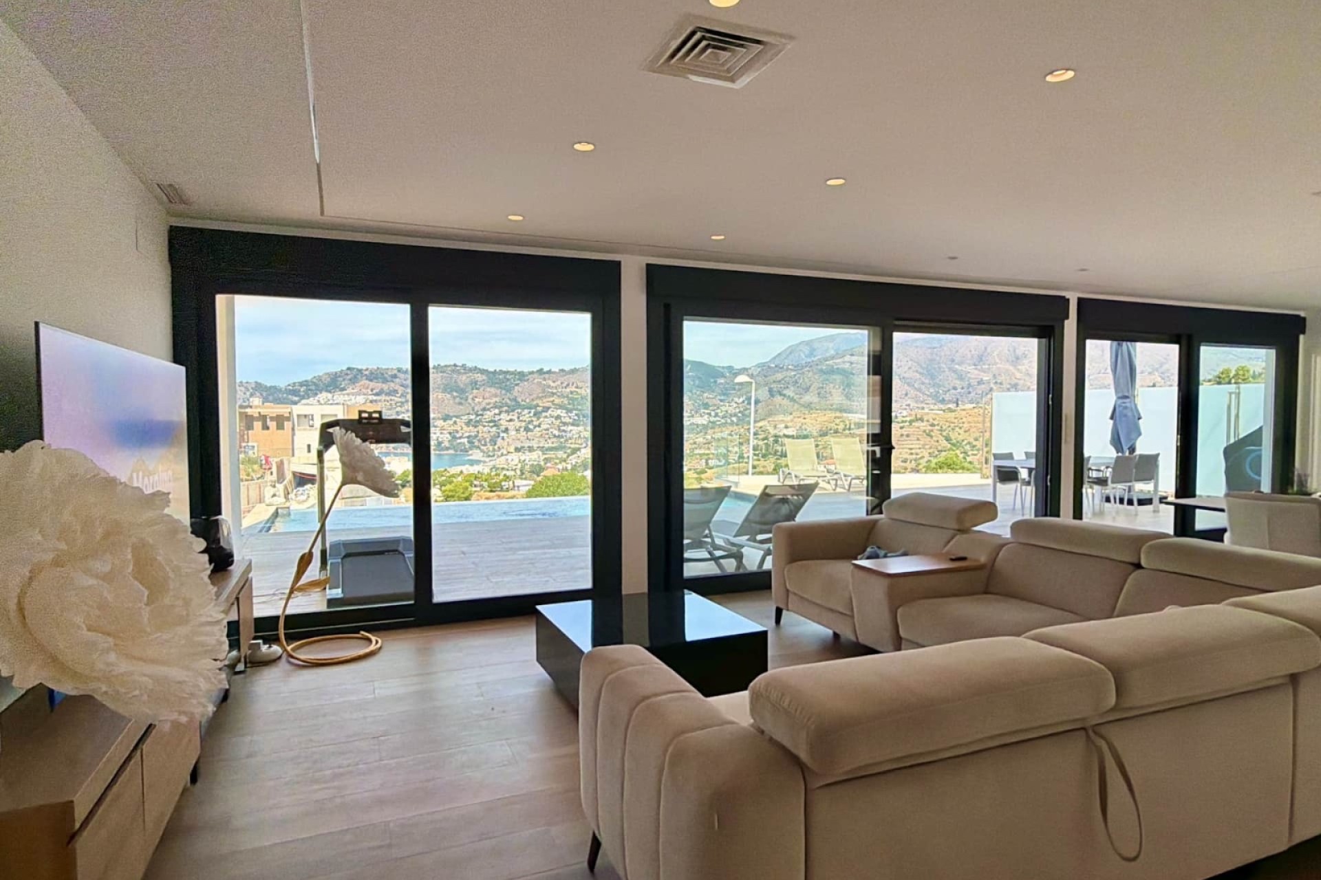 Resale - Villa - Almuñécar