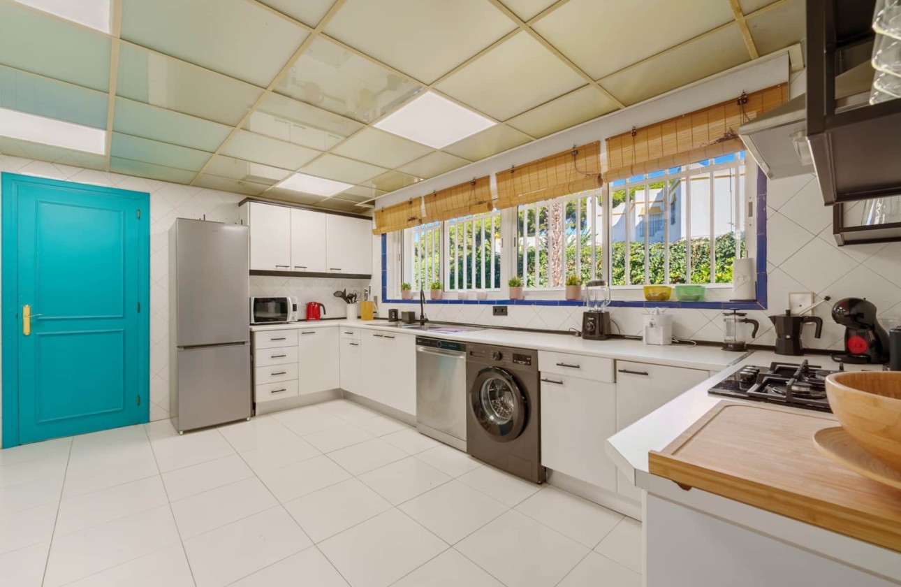 Resale - Villa - Estepona - Selwo