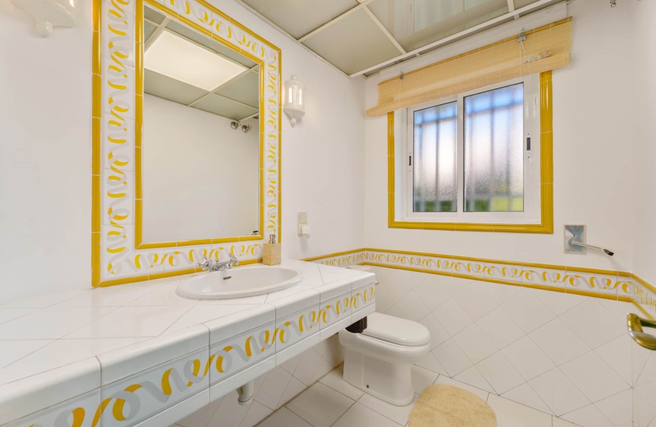 Resale - Villa - Estepona - Selwo