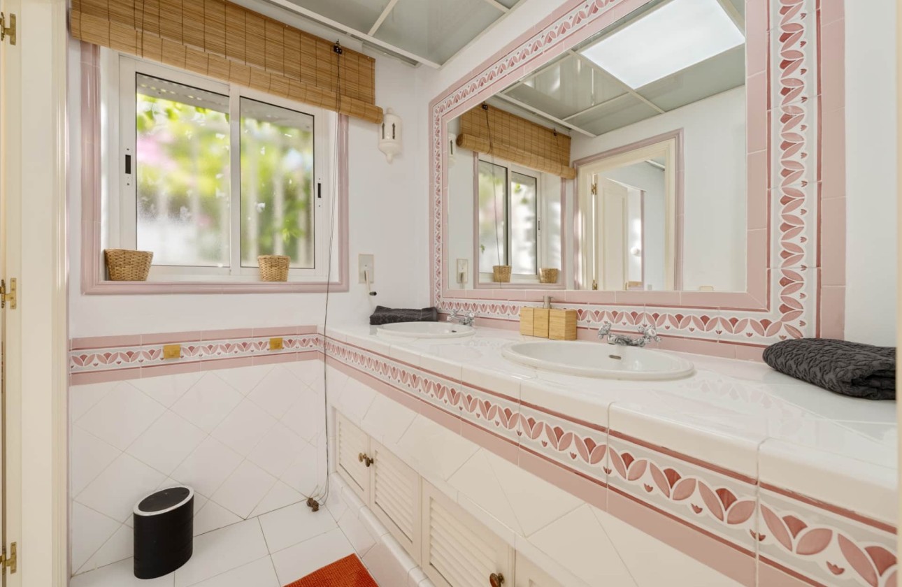 Resale - Villa - Estepona - Selwo