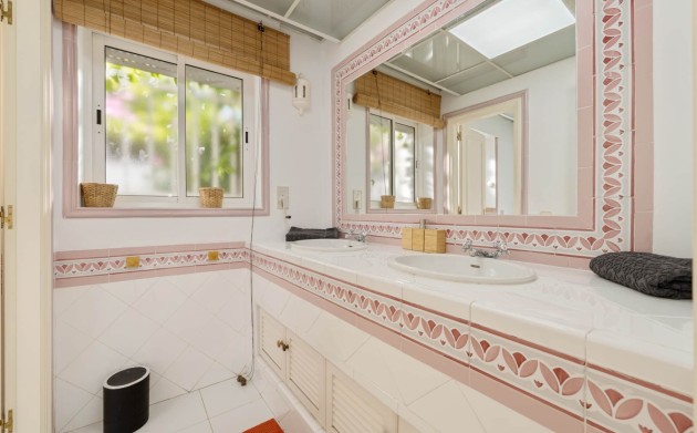 Resale - Villa - Estepona - Selwo