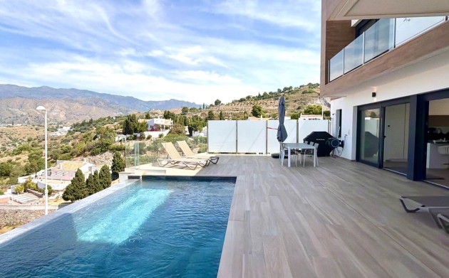 Resale - Villa - Almuñécar